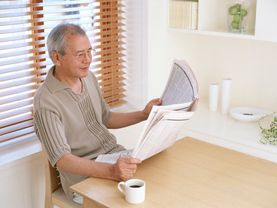 新聞を読んでいるご入居者様