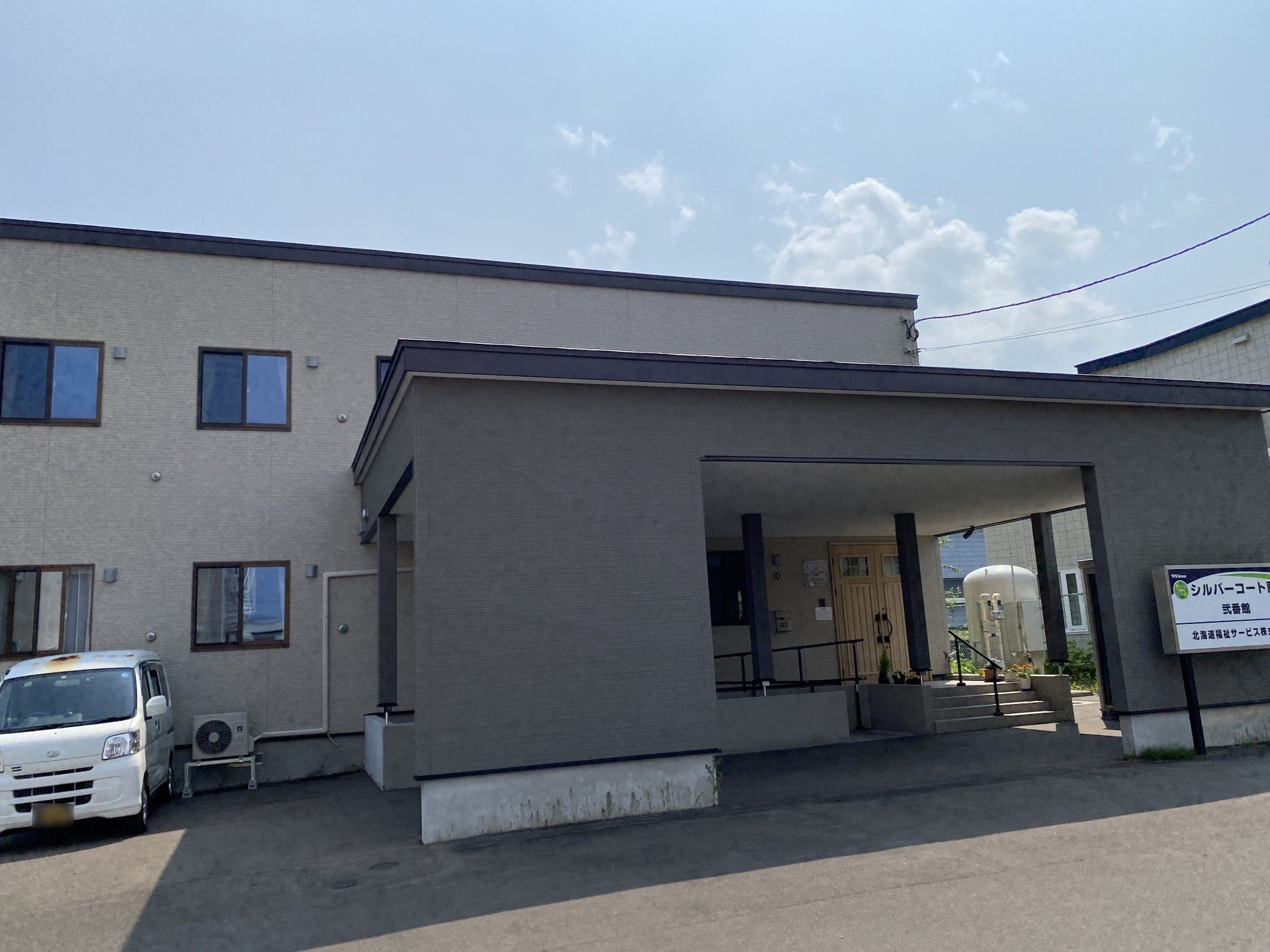 明るい入口の建物正面
