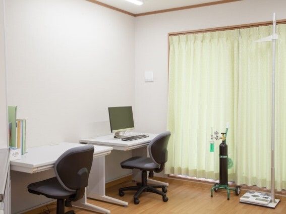 机が二つ並んでいて、それぞれに黒い椅子がセットされ、体重計なども置かれ、大きな窓もついている。