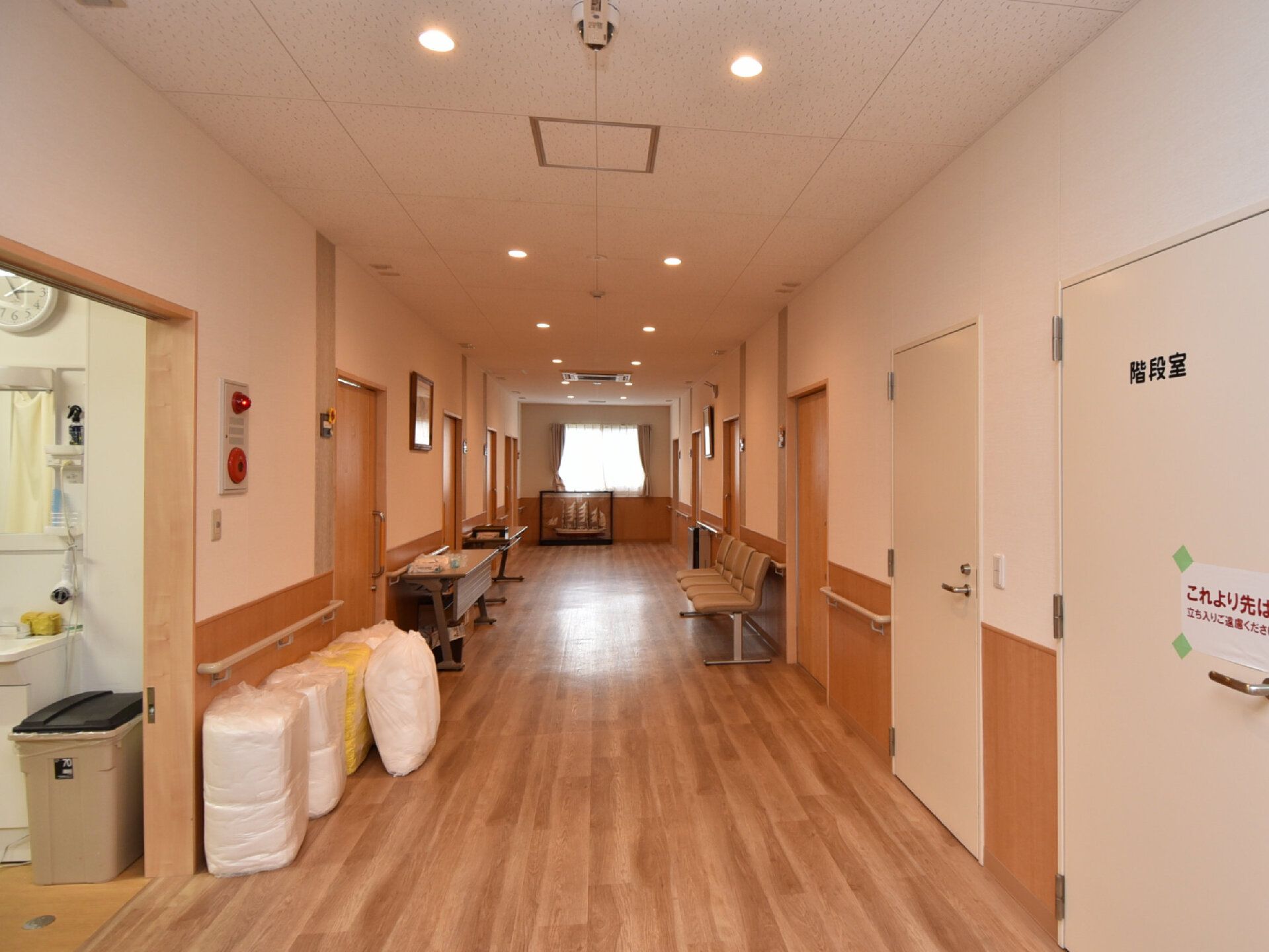 ソファーが設置されている廊下