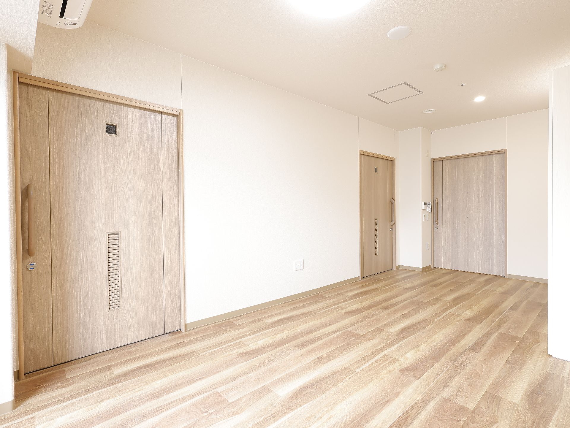介護ベッドをおいても、他の家具を置くスペースが十分にある居室