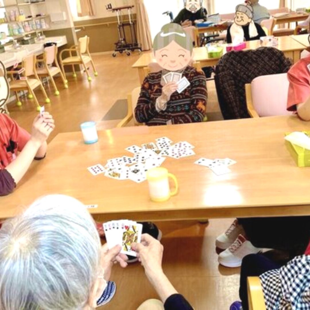 入居者様と一緒にトランプゲームで大盛り上がり。 レクレーションは毎日開催しています。