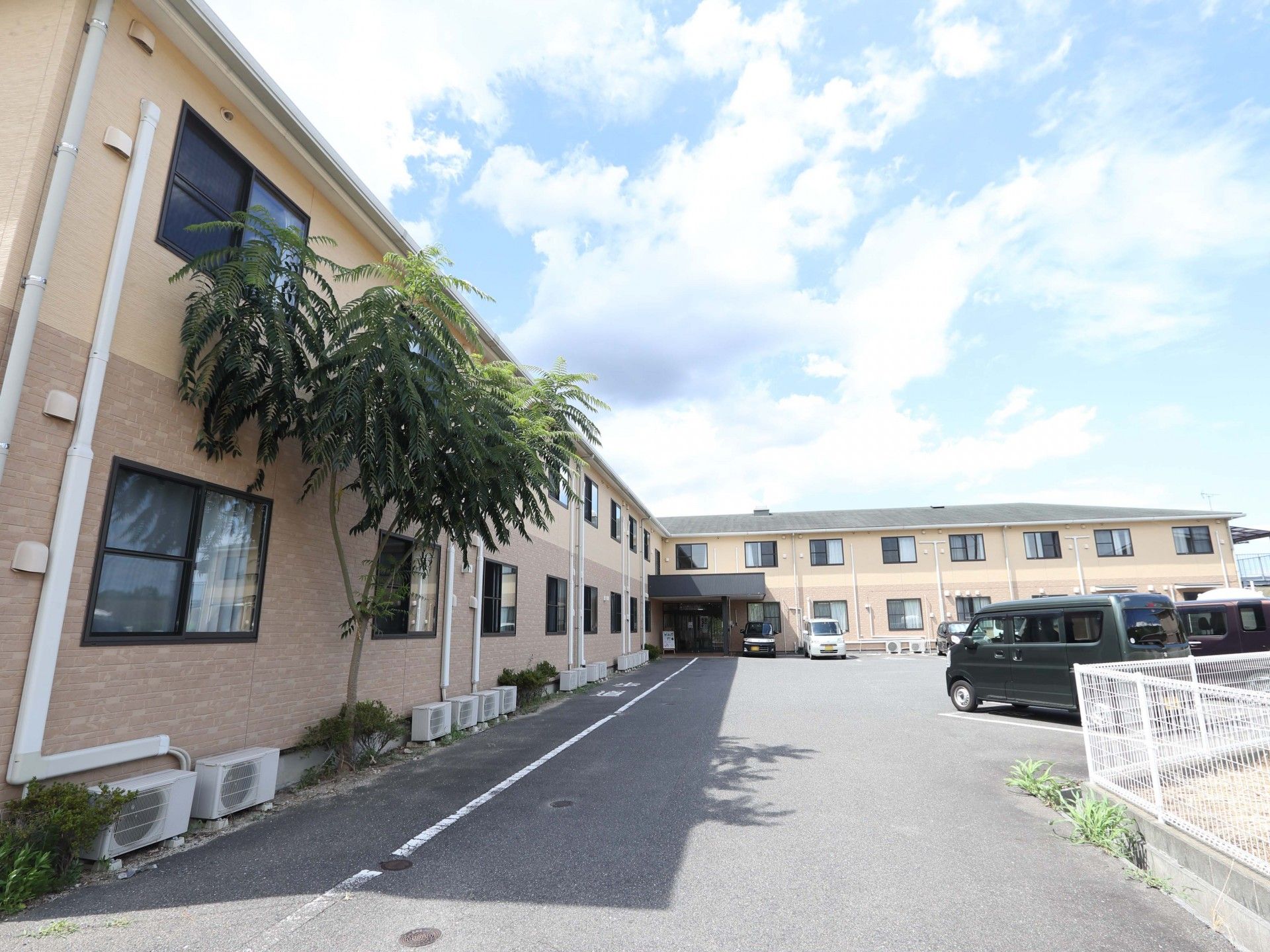 広い駐車場があり木々が植えられている