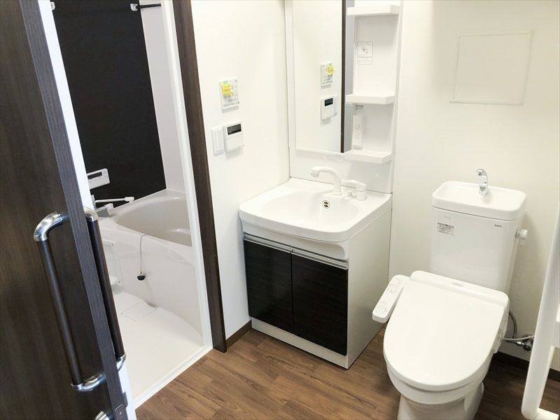 トイレと洗面所が同じスペースにあり、すぐそばにある浴室との段差はなく、浴室内には一人用の浴槽がある。