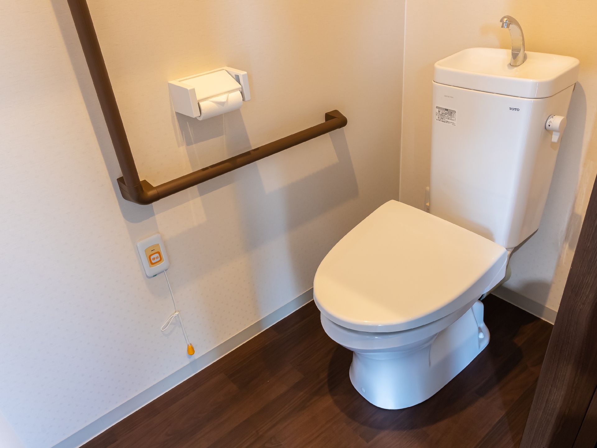 手すりのあるバリアフリー完備の入居者向けの洋式トイレ
