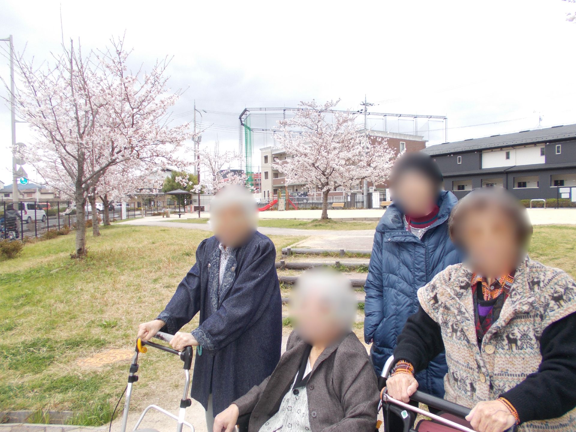 お散歩する高齢者の姿