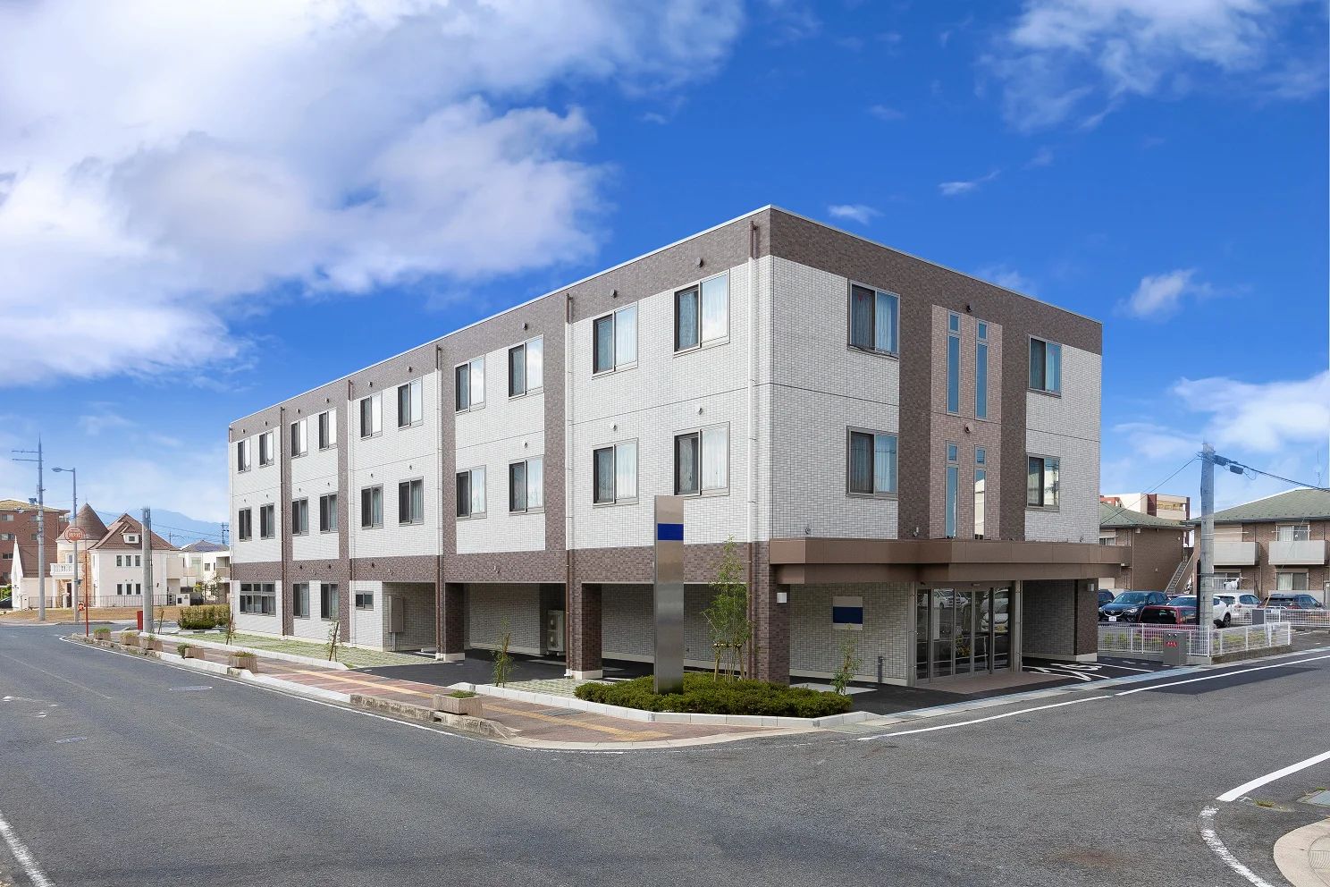 斜め前から見た施設全体の外観