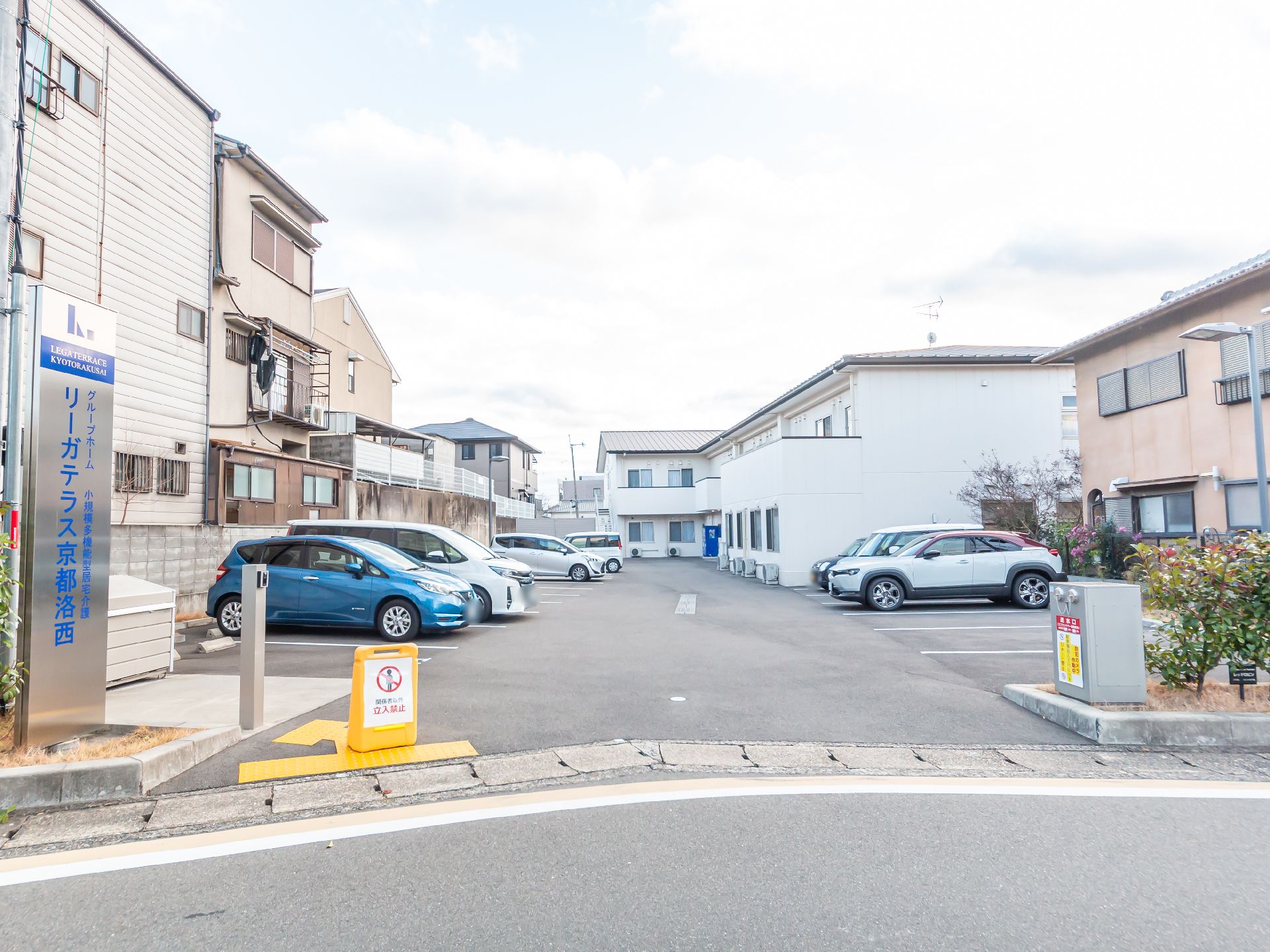 落ち着いた色合いで、一見するとマンションに見えるスタイリッシュな外観