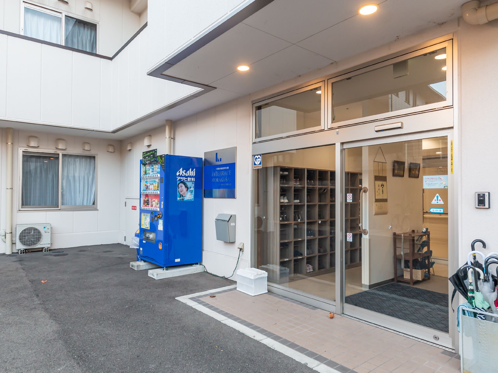 日本の家屋のような雰囲気があり、白を基調とした、高齢の方が親しみを持ちやすい外観