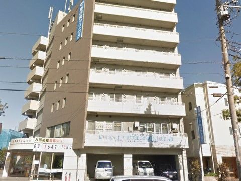 景観に馴染んだ7階建ての施設。多くの入居者様が一緒に生活しているので、交流の機会が多い。1階にはクリニックが入っている。