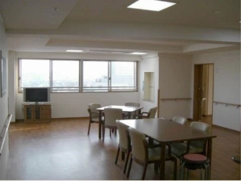部屋には段差がなく各所に手すりを取り付けているので、安全に移動ができる。テレビを設置しているので、ニュース、ドラマを見ることができる。