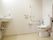 水洗式のトイレでウォシュレットが付いている。L字の手すりがあって利用者を補助してくれる。ナースコールがあるため緊急時にも安心。