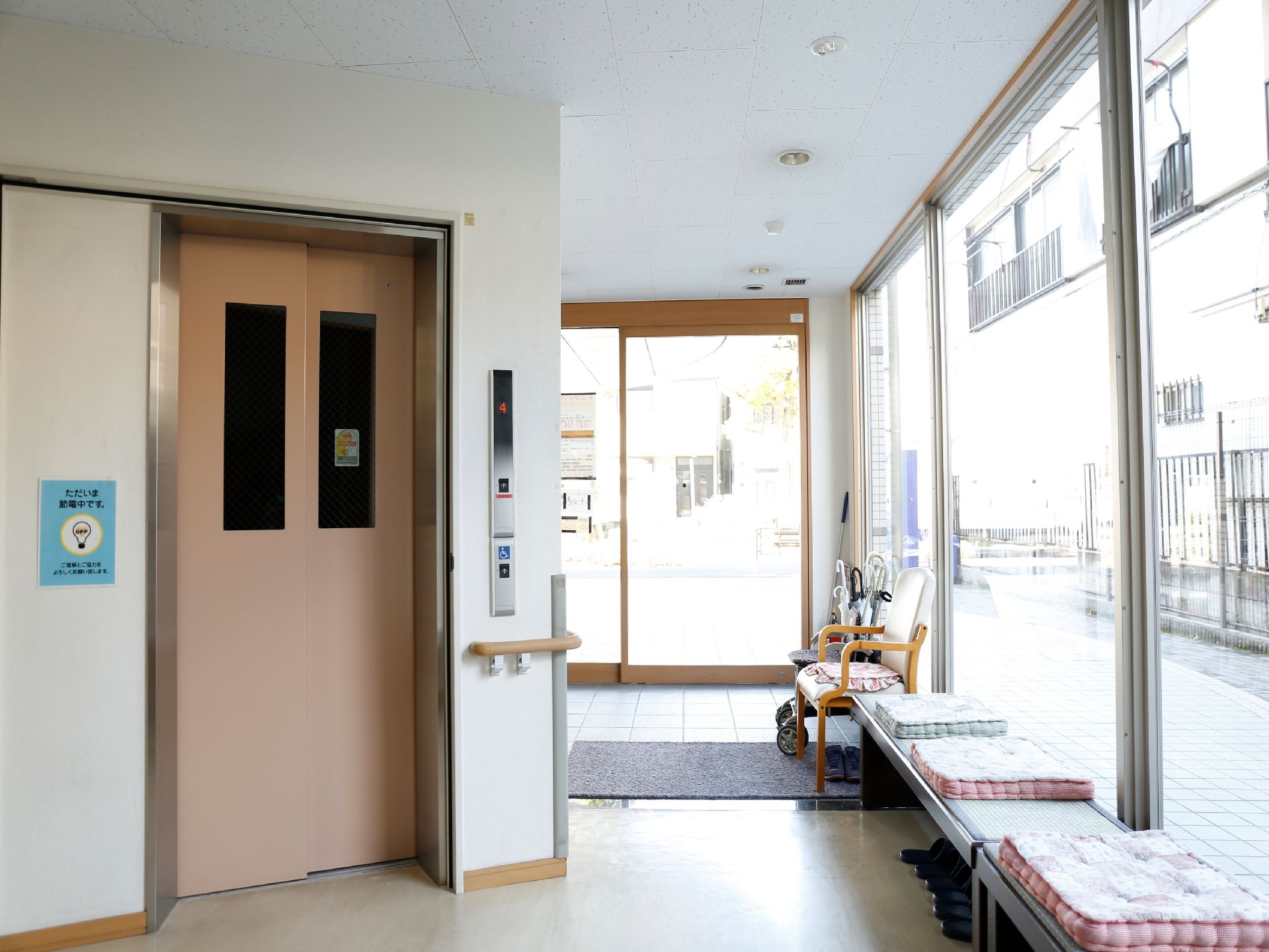 玄関はガラス張りの自動ドアで入ると段差なくエレベーターまで行ける。また壁もガラス張りになっており日当たりと見通しが良好。