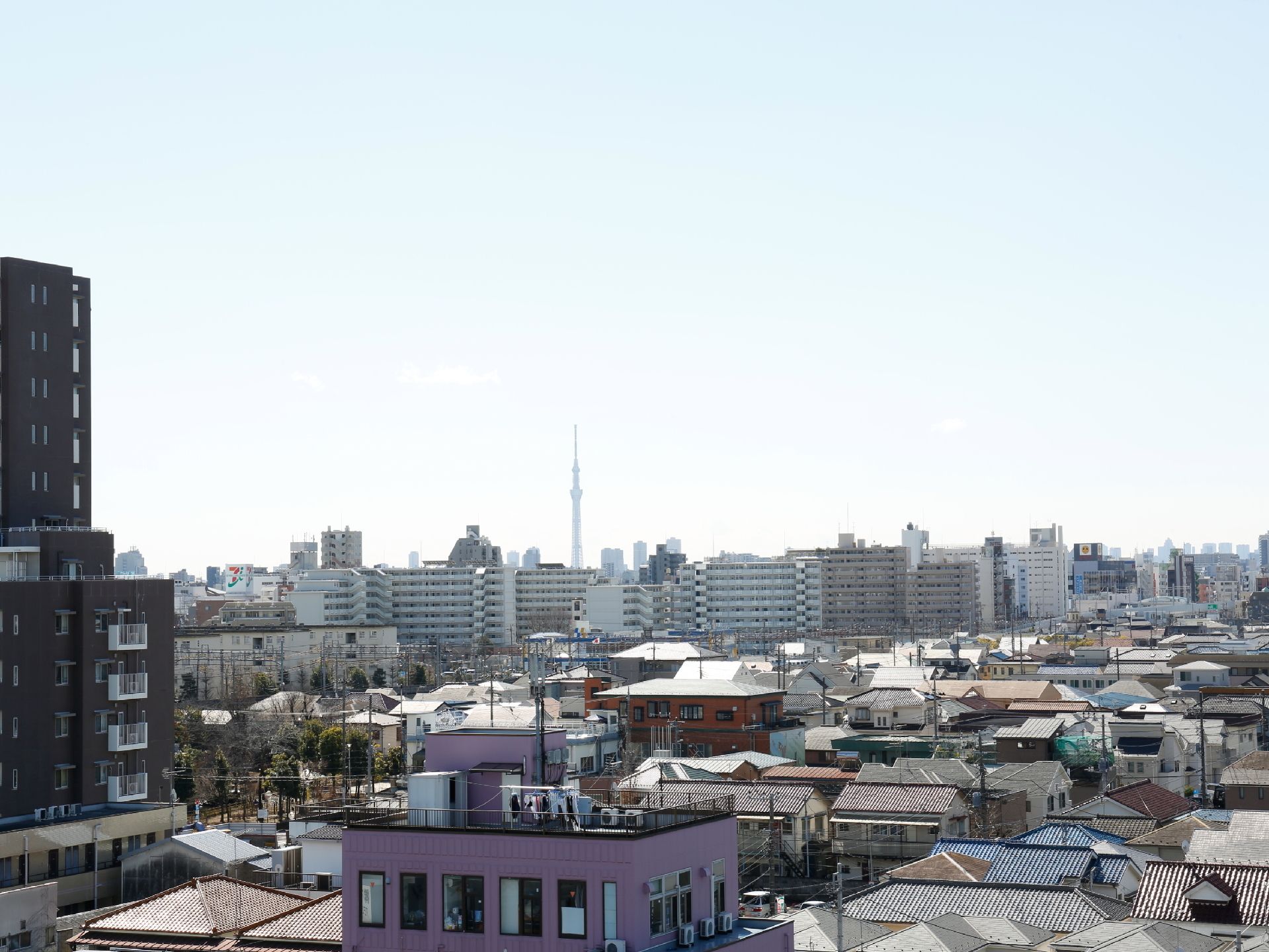 施設からの景観はとても良く広々としている。遠くには東京スカイツリーを見ることもできる。周囲には一般住宅が多い。