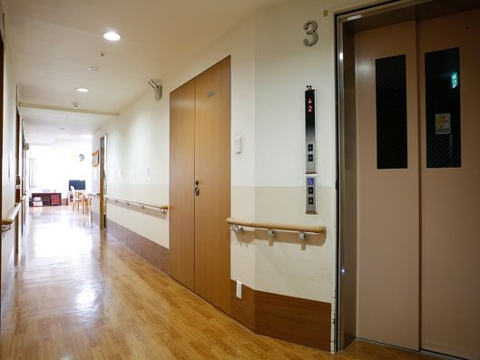 エレベーターと廊下