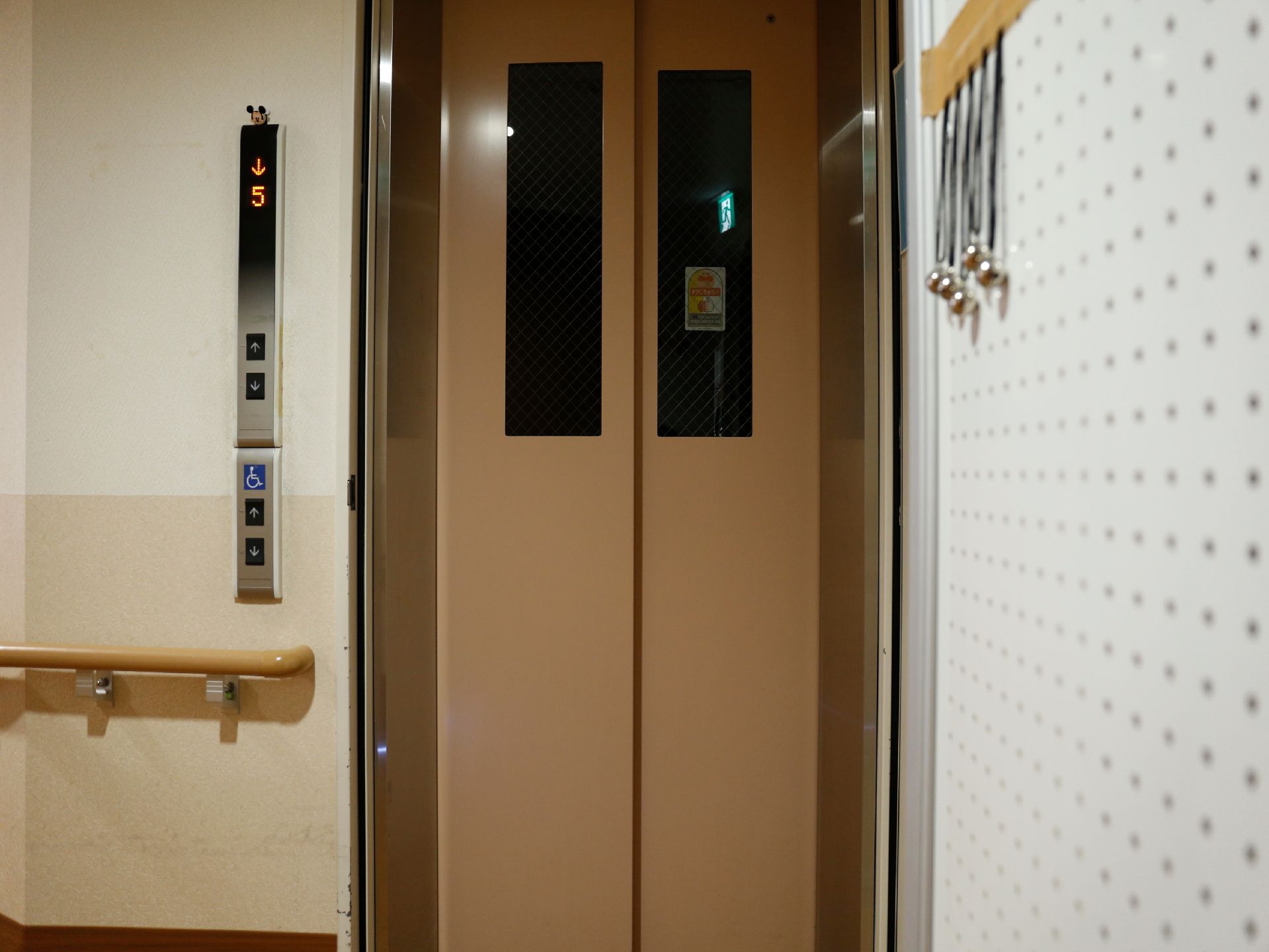 エレベーターのドアには窓が付いていて中を窺うことができる。ボタンは一般用と低い位置にある車椅子用の2か所に設置されている。