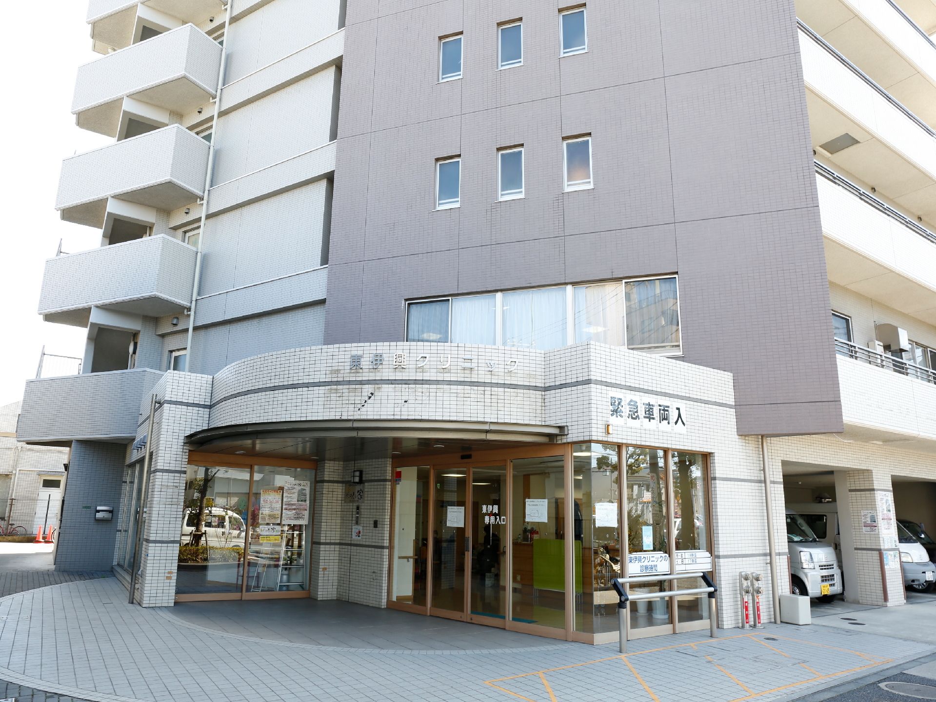 壁面がガラス張りになっており、中の様子を伺うことができる正面入口