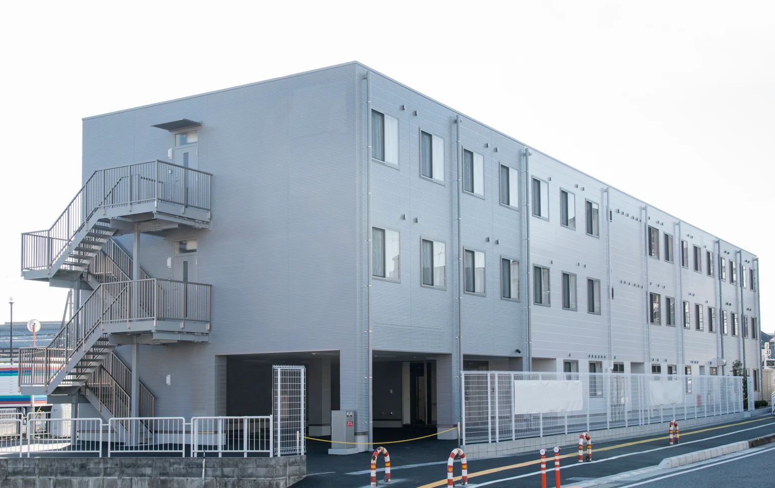 介護施設の名称が記載されている、建物の前に設置された看板