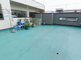 介護施設の広々とした屋上庭園