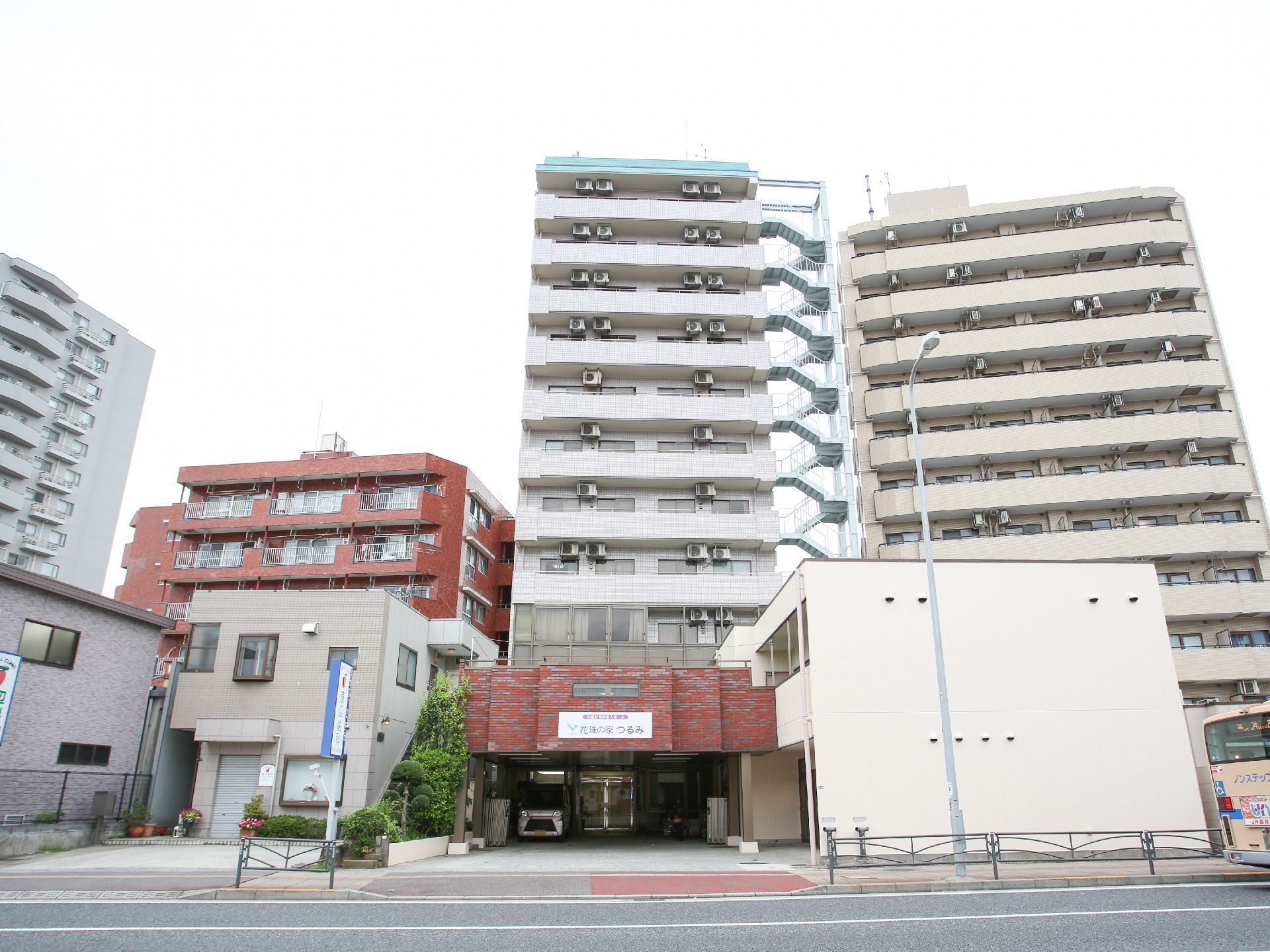 駐車場も近くに設置してある介護施設の外観