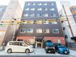 駐車場の出入り口から見た、斜め前から見た施設全体の外観