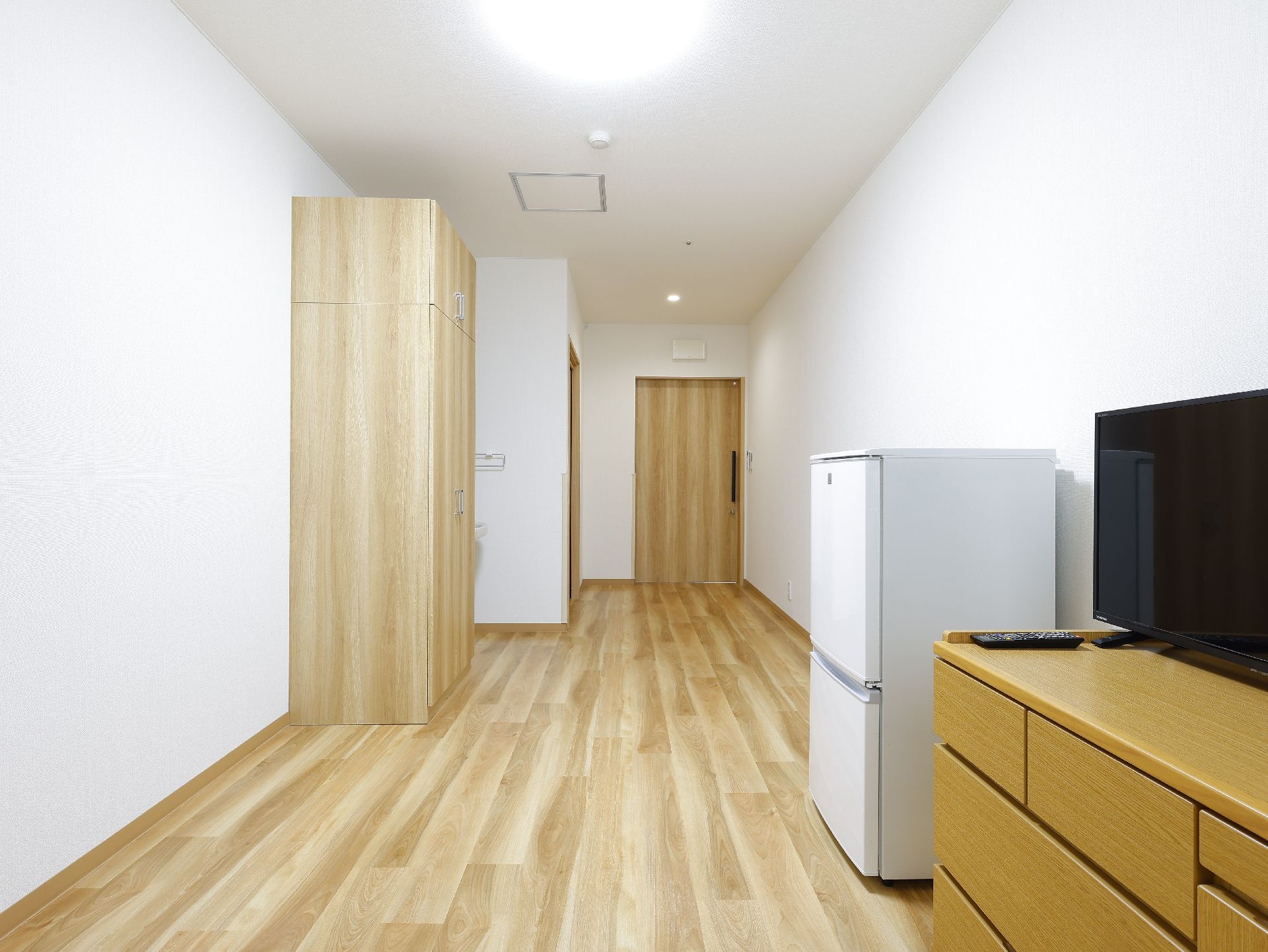 自宅から持ってきた洋服を掛けることができる居室のクローゼット