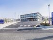 広い駐車場のある建物