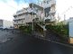 静かな住宅街の建物外観