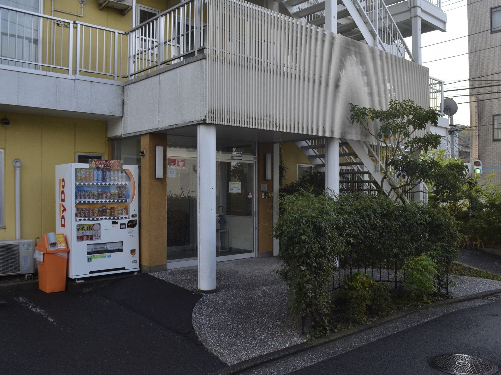 自動販売機と入口