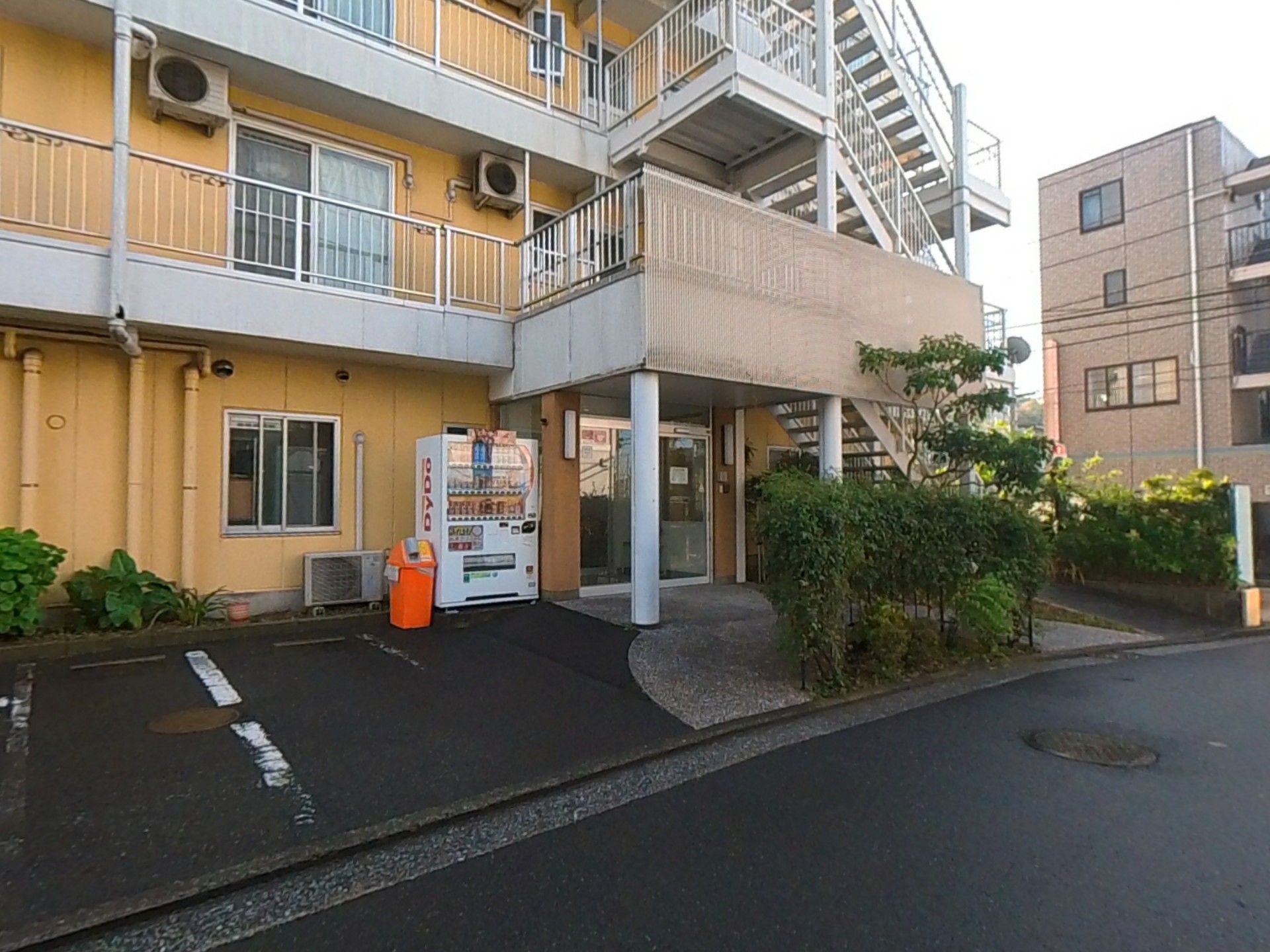 自動販売機のある入口