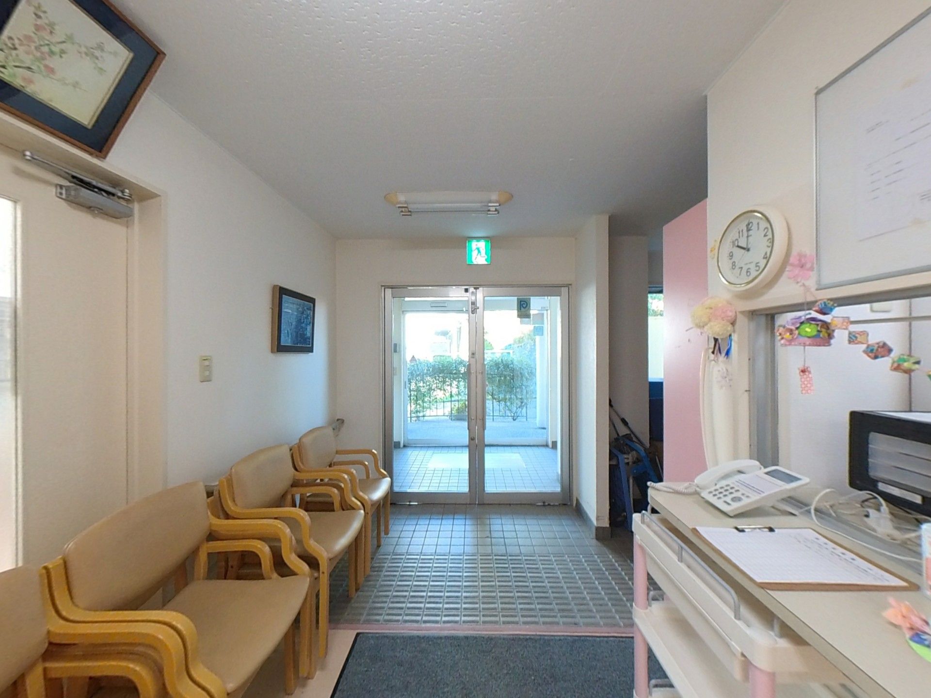 明るい廊下と出入口
