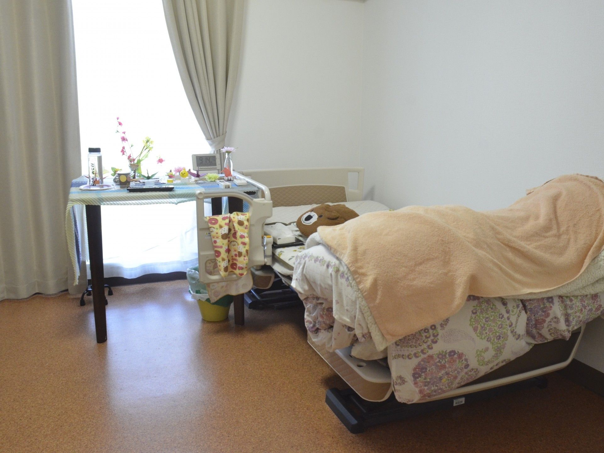 居室のベッドとテーブル