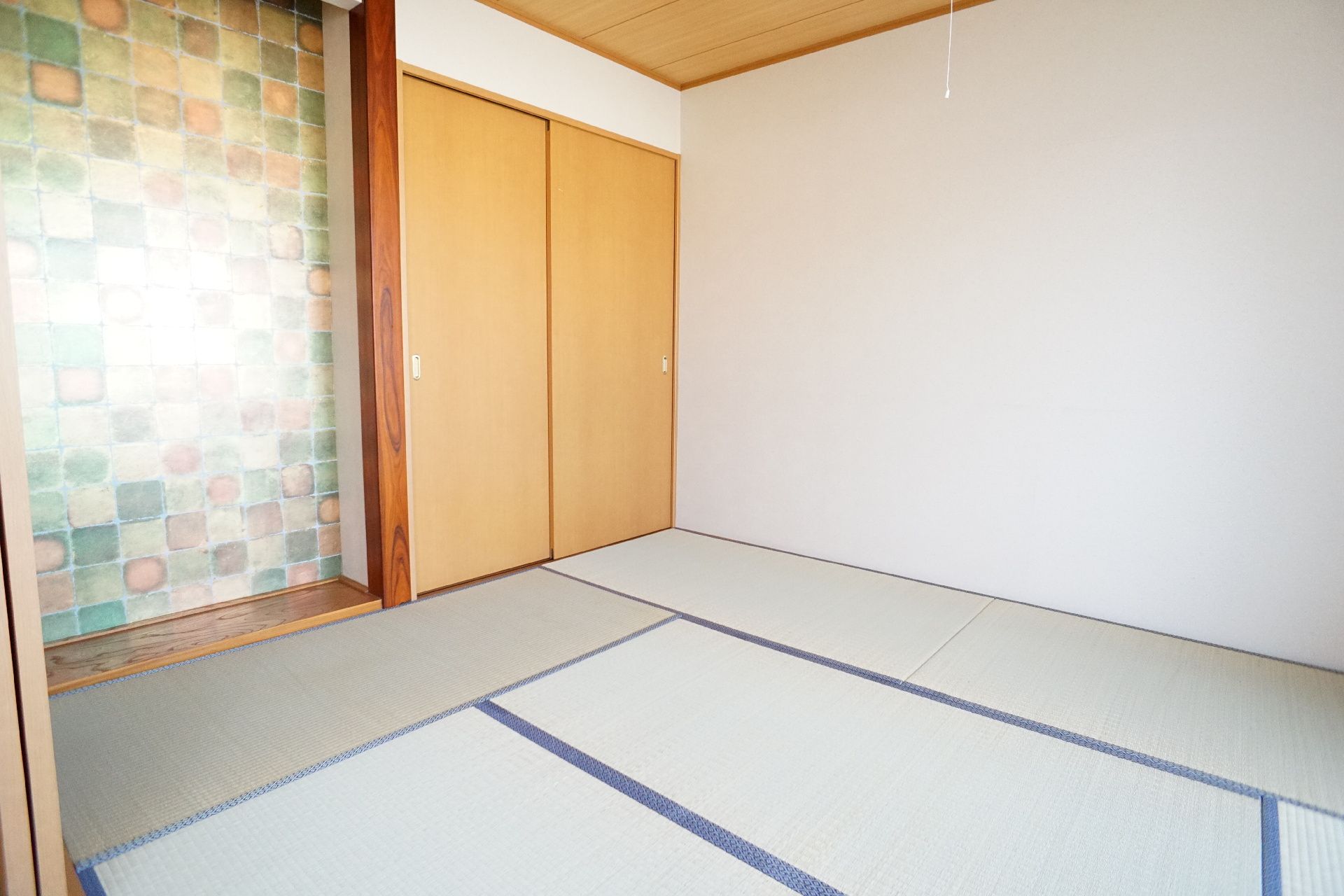 日差しが差し込み、畳に日差しが当たっている居室