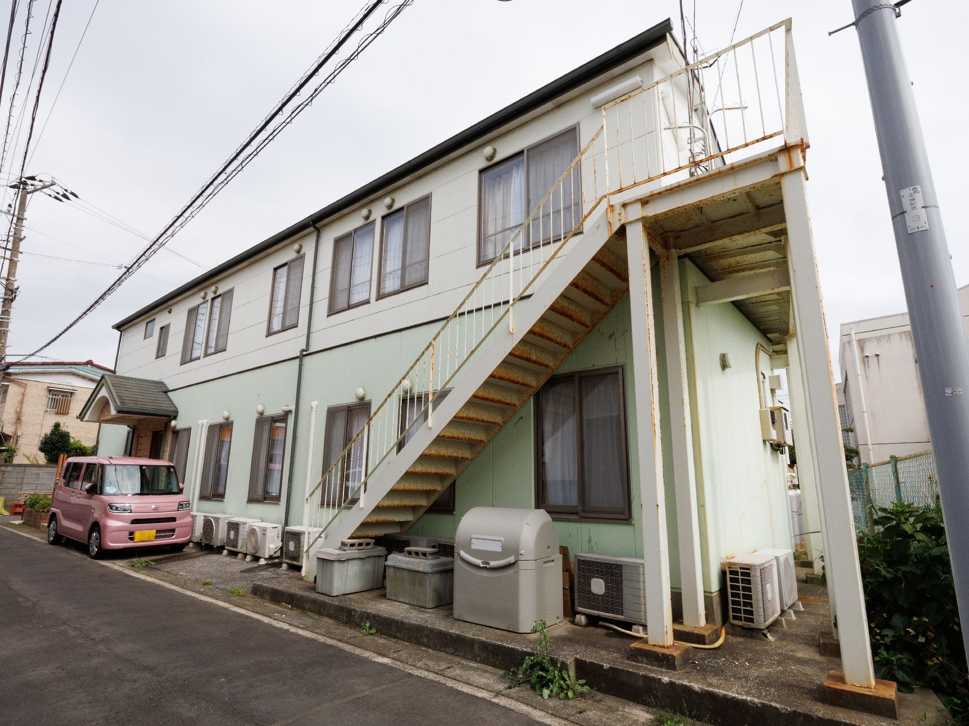 駐車場がある介護施設全体の外見