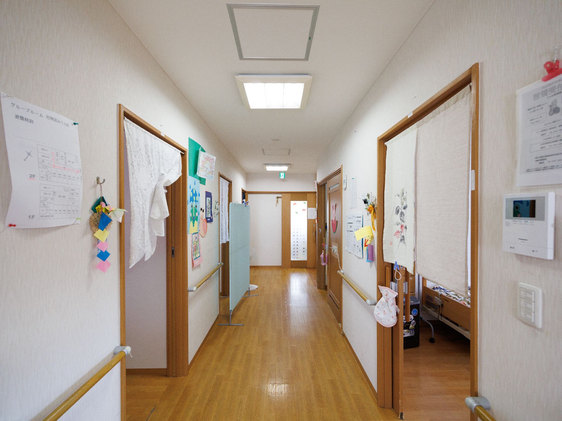 手すりが設置され、段差が排除された廊下