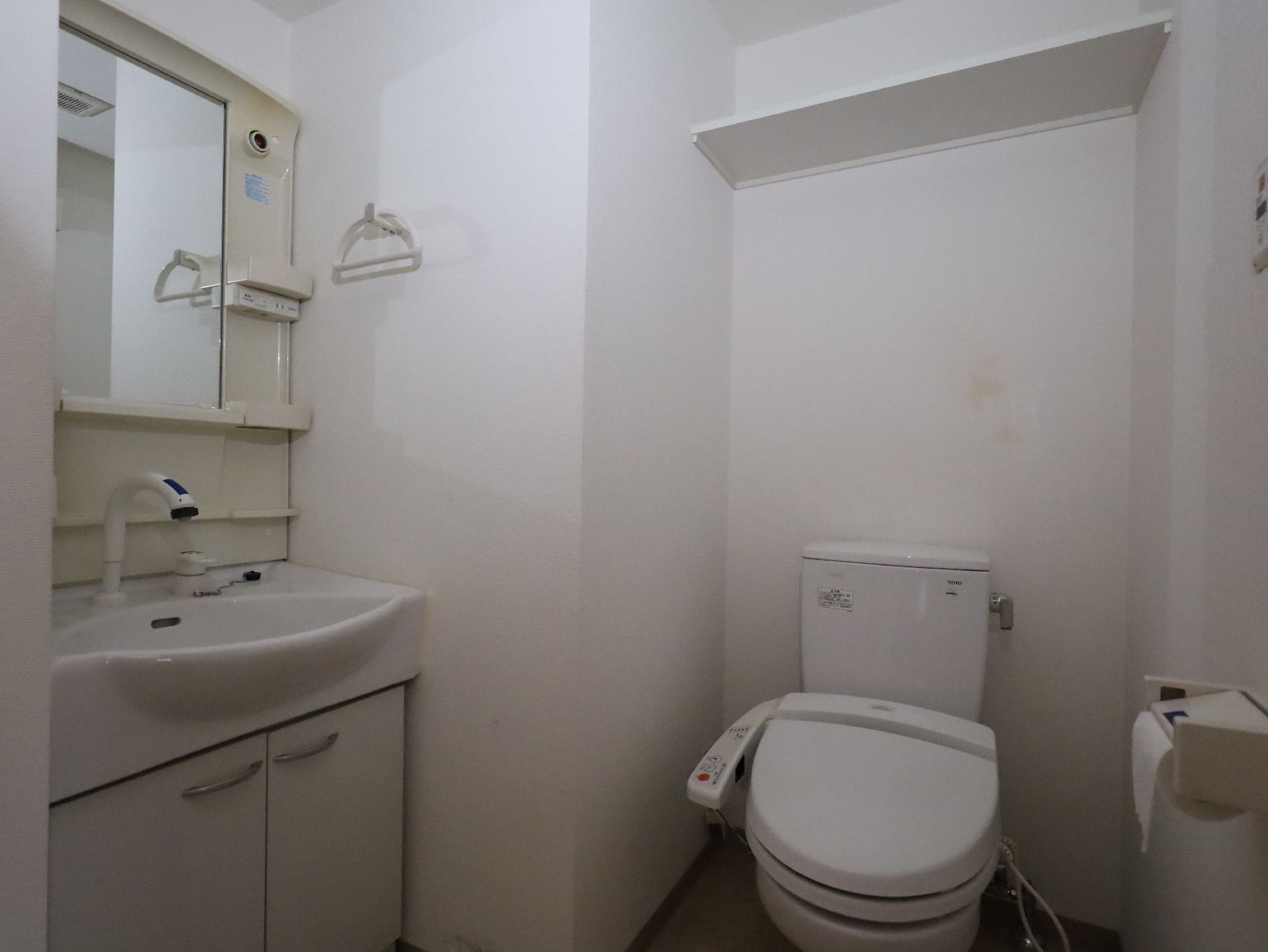 洗面台とトイレを完備した居室