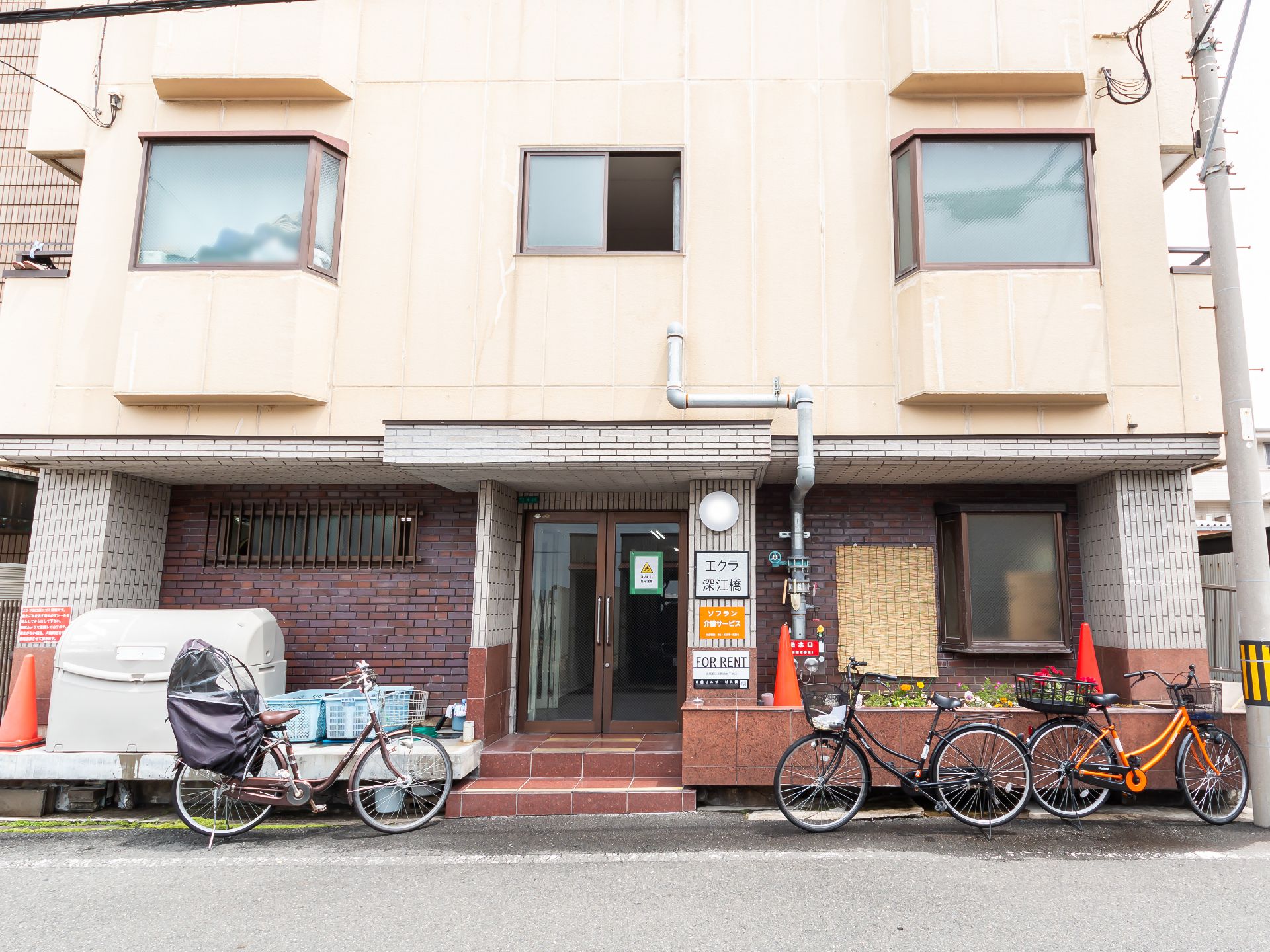 自転車が停められている高齢者住宅の建物前
