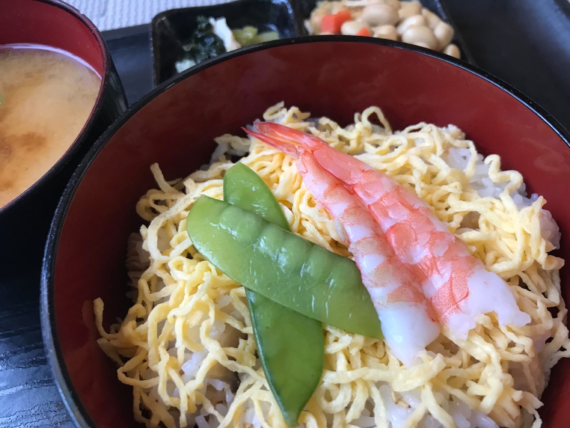 海老とさやえんどうがのったちらし寿司