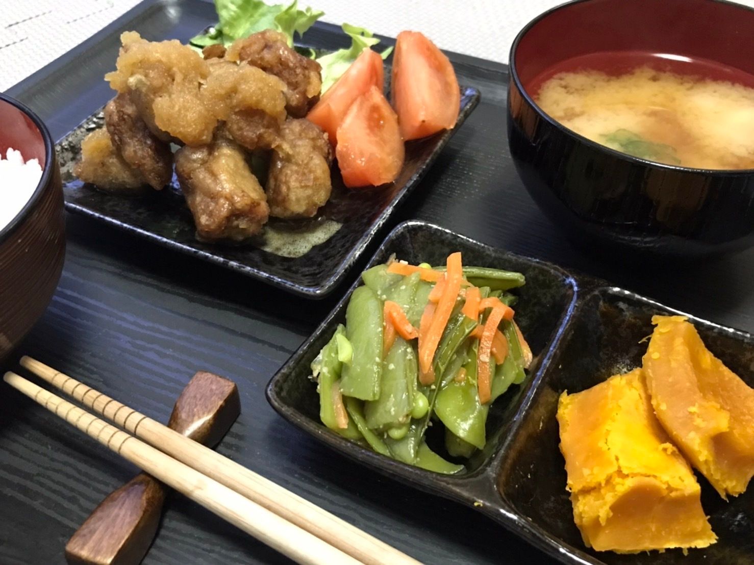 唐揚げとサラダや味噌汁のセット