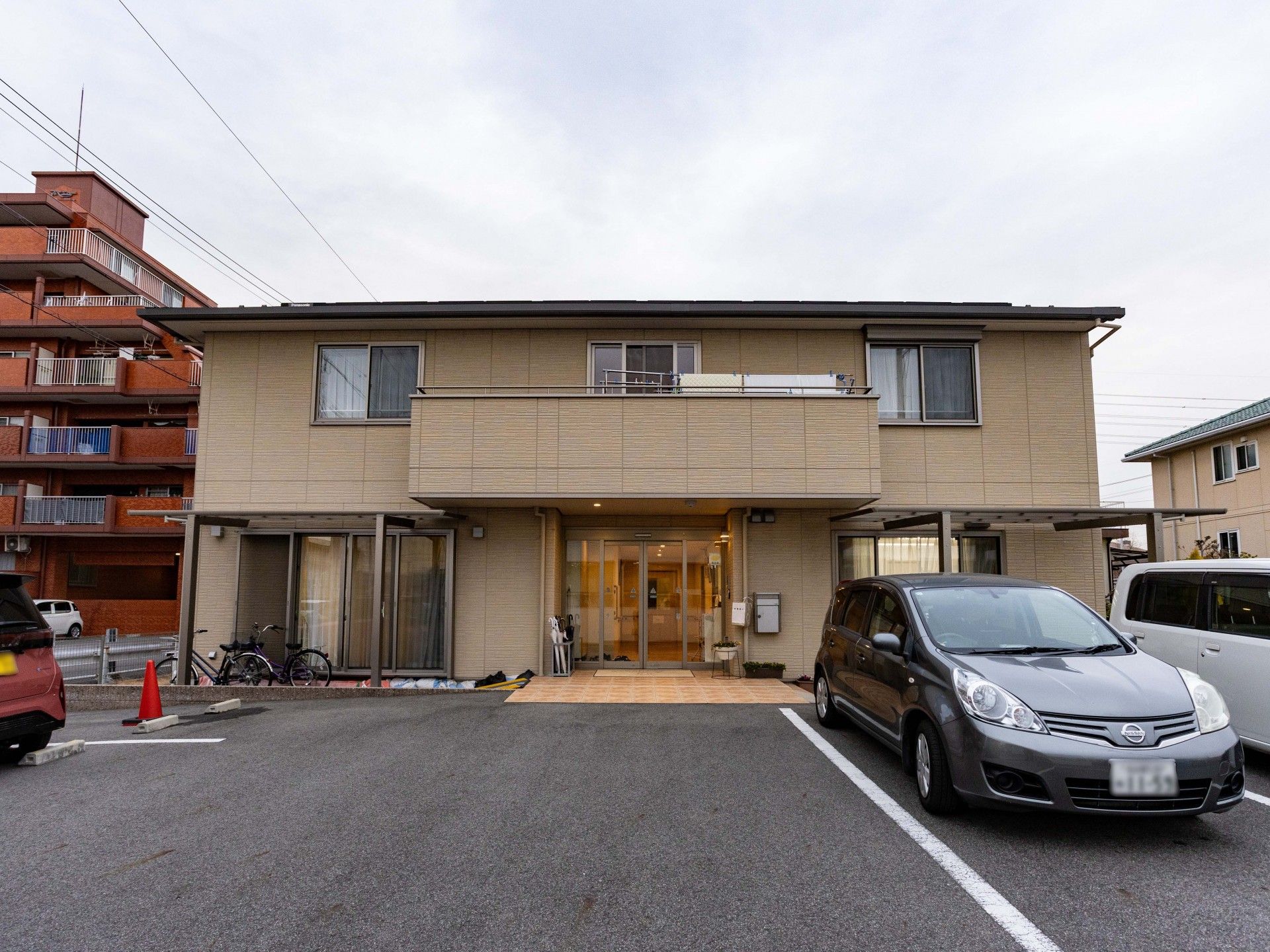 建物の正面玄関