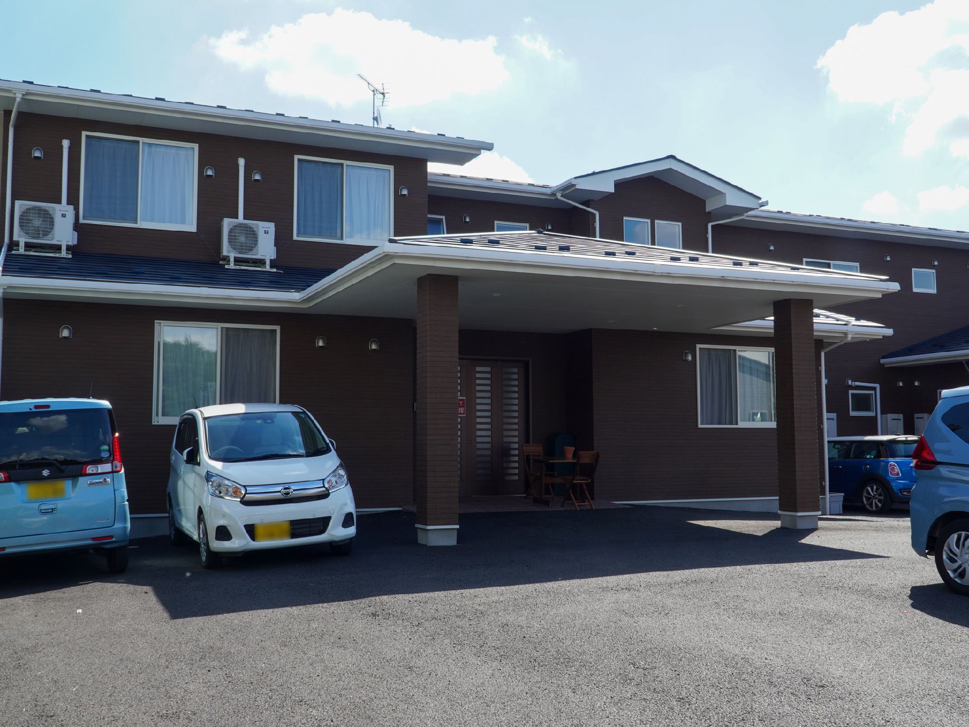 茶色が目印の２階建ての外観の老人ホーム