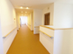 明るい廊下のある介護施設内部