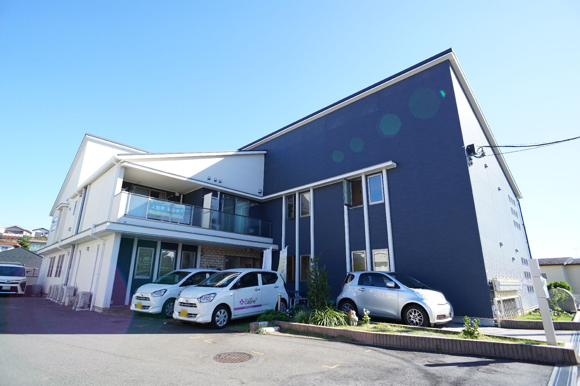 近隣に駐車場が設置されている介護施設の外観