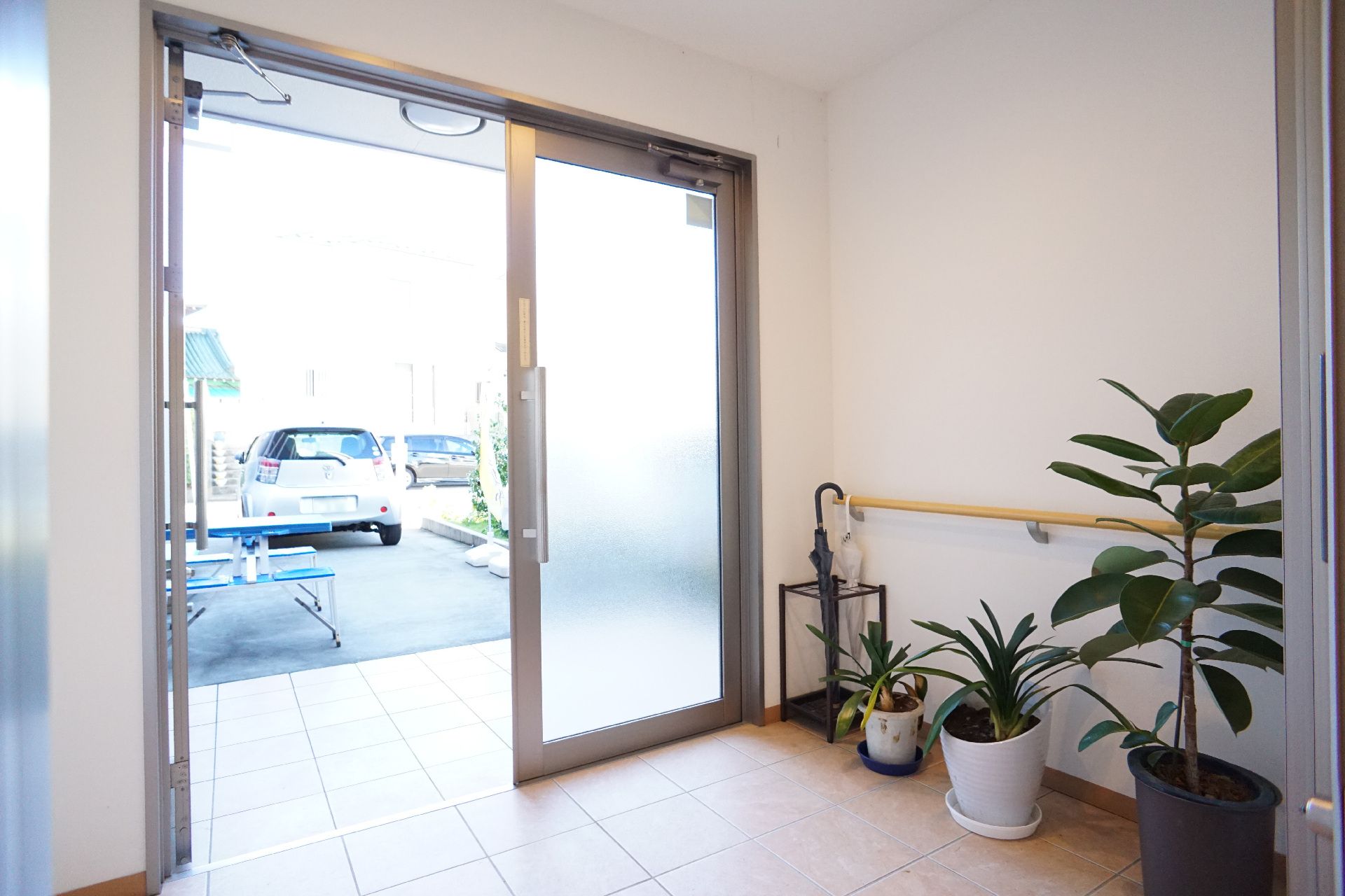 段差が極力なく、施設の案内板も掲示されている玄関部分