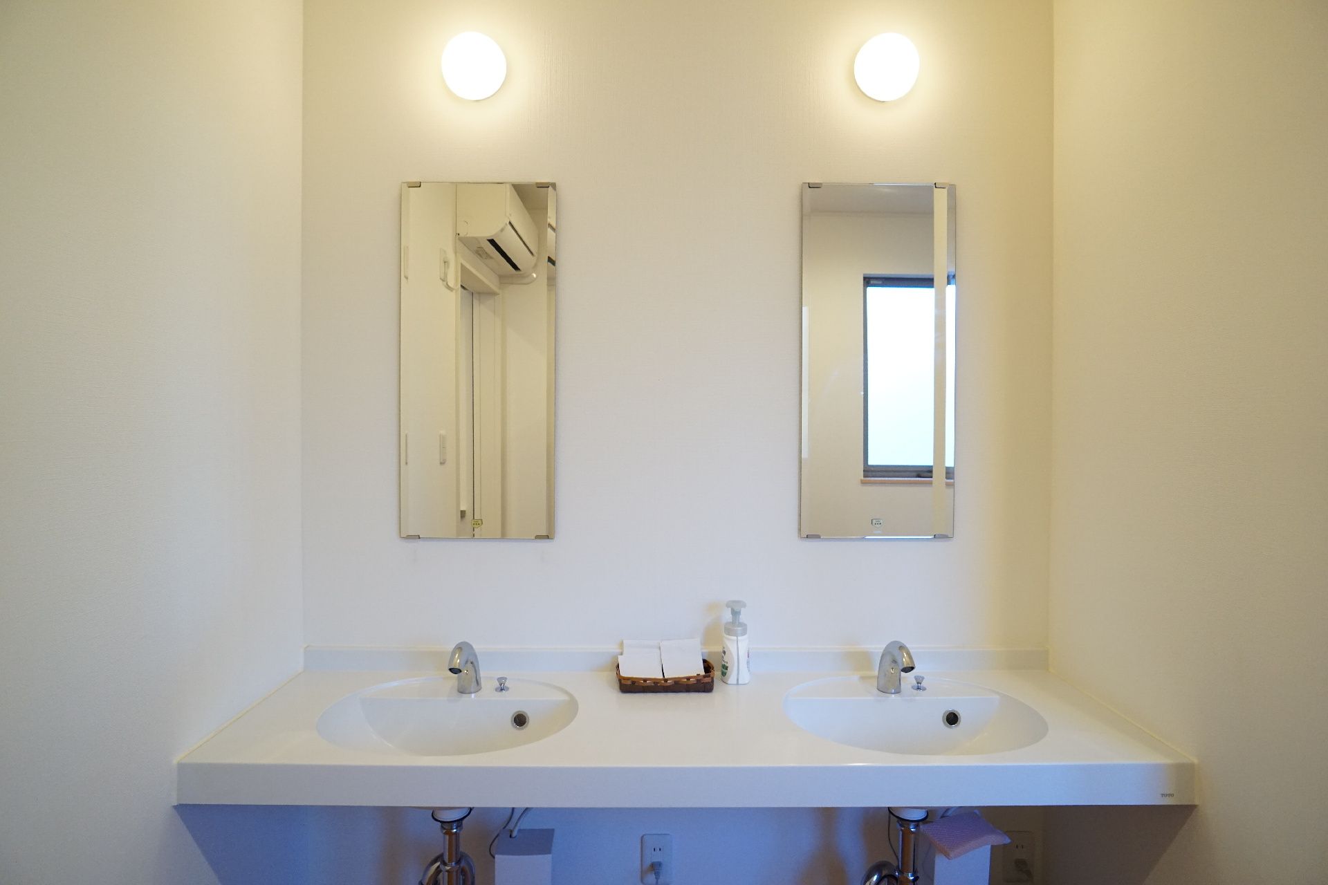 車椅子を使う人のために通常より下げられた位置に設置してある洗面台