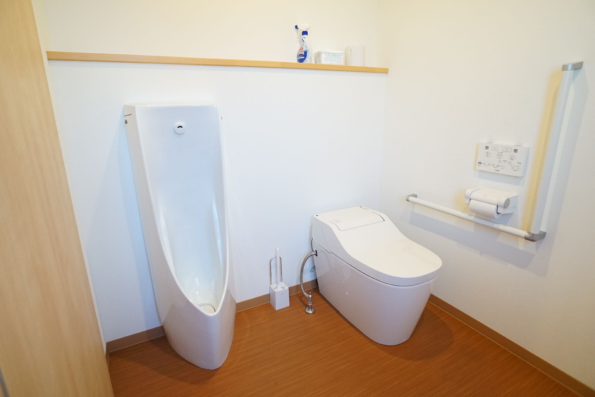 車椅子を使う入居者に配慮して手すりが設置されているトイレ