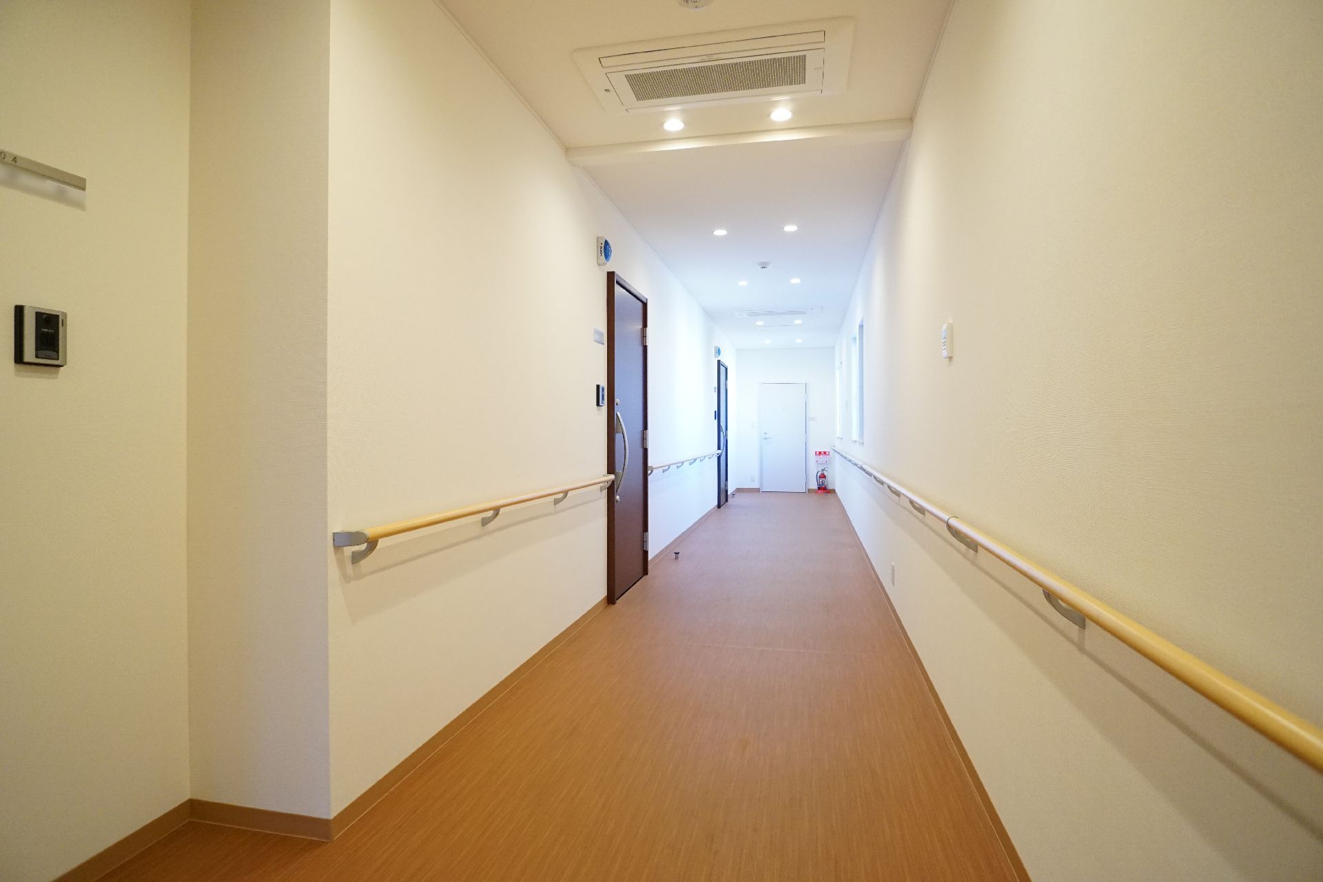 手すりが設置されて床に段差がなく、バリアフリー化されている廊下