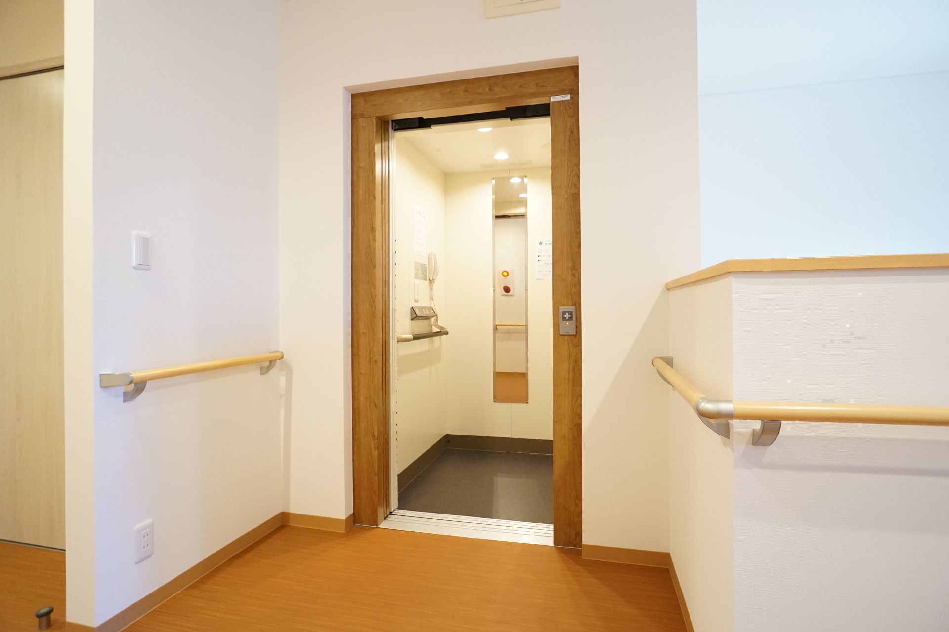 車椅子の方が余裕をもって利用できる広さがあるエレベーター