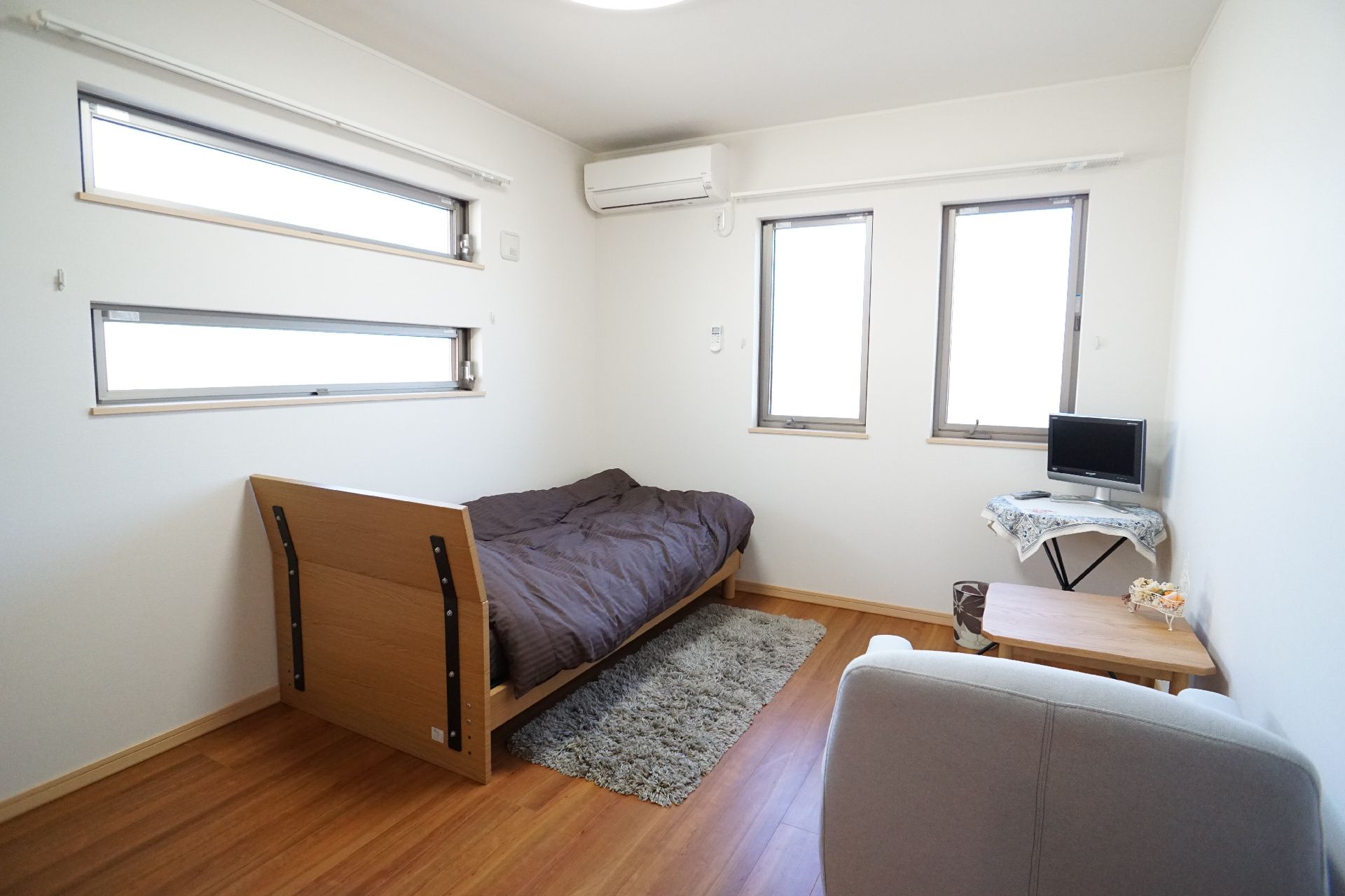 窓から日差しが入り、備え付けの介護ベッドなどがある居室