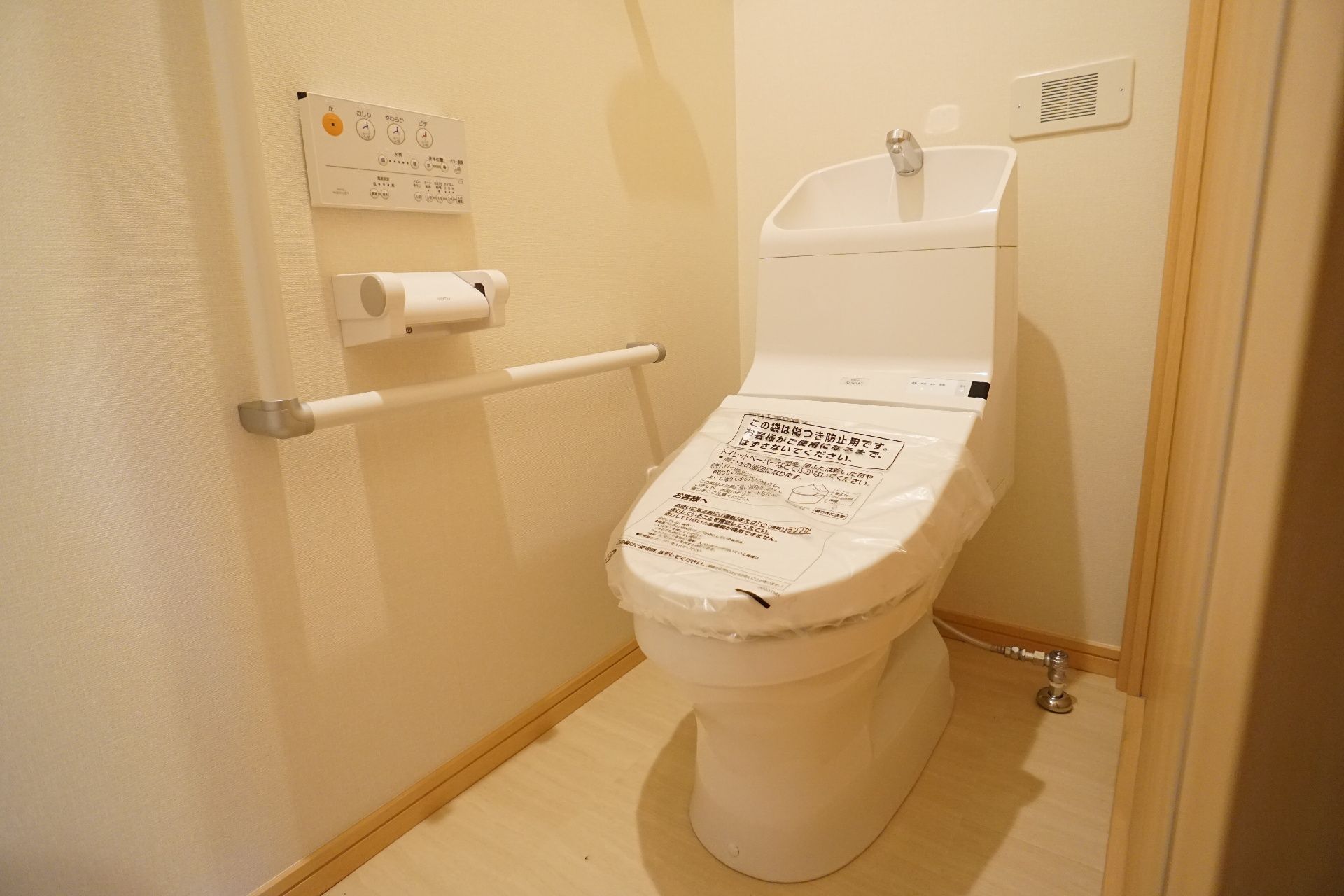 バリアフリーが完備され、スペースが広く確保されているトイレ